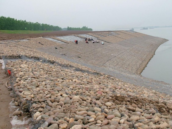 雷諾護(hù)墊岸坡防護(hù)